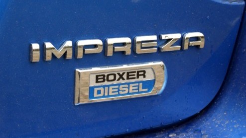 Daar staan we dan, oog in oog met een blauwe Impreza met dikke wielen en dito luchthapper bovenop de motorkap. Duidelijk, een WRX STI. Fout! Onder de kap hangt namelijk gewoon een diesel. Of ja, gewoo
