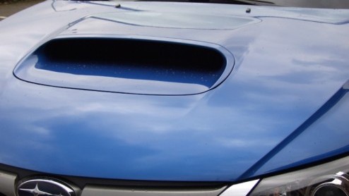Daar staan we dan, oog in oog met een blauwe Impreza met dikke wielen en dito luchthapper bovenop de motorkap. Duidelijk, een WRX STI. Fout! Onder de kap hangt namelijk gewoon een diesel. Of ja, gewoo