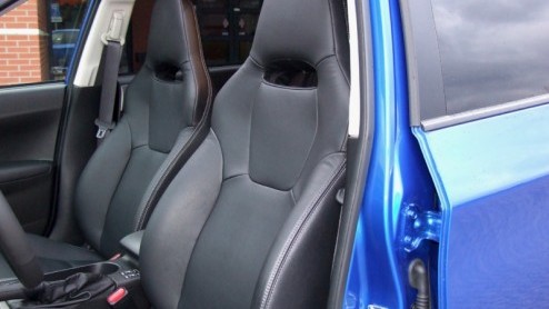 Daar staan we dan, oog in oog met een blauwe Impreza met dikke wielen en dito luchthapper bovenop de motorkap. Duidelijk, een WRX STI. Fout! Onder de kap hangt namelijk gewoon een diesel. Of ja, gewoo