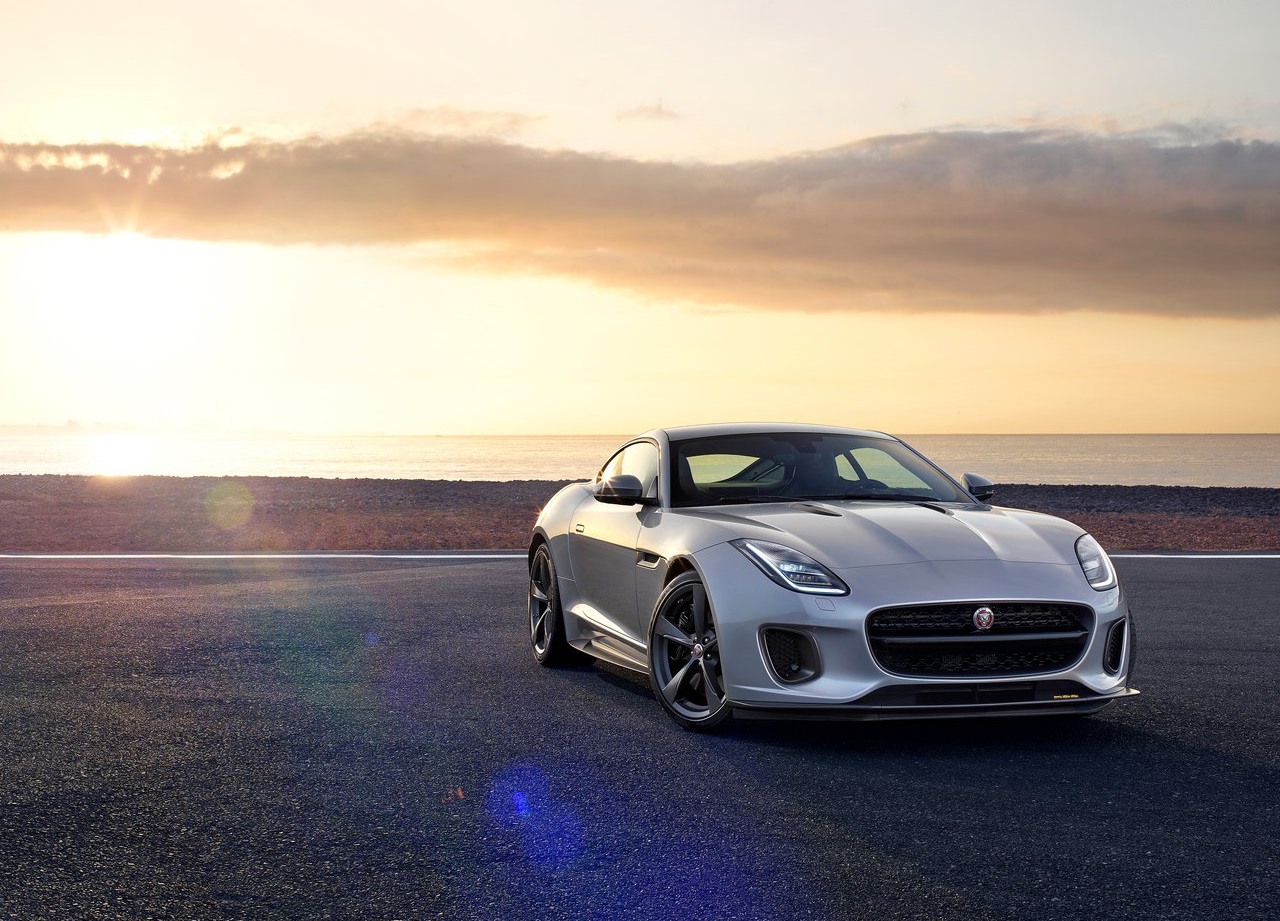 De Jaguar F-Type is van een subtiele facelift voorzien. Die facelift brengt een bijgewerkt front, nieuw infotainment, een nieuwe uitvoering, een tijdelijke uitvoering en GoPro HD-videos met zich mee.