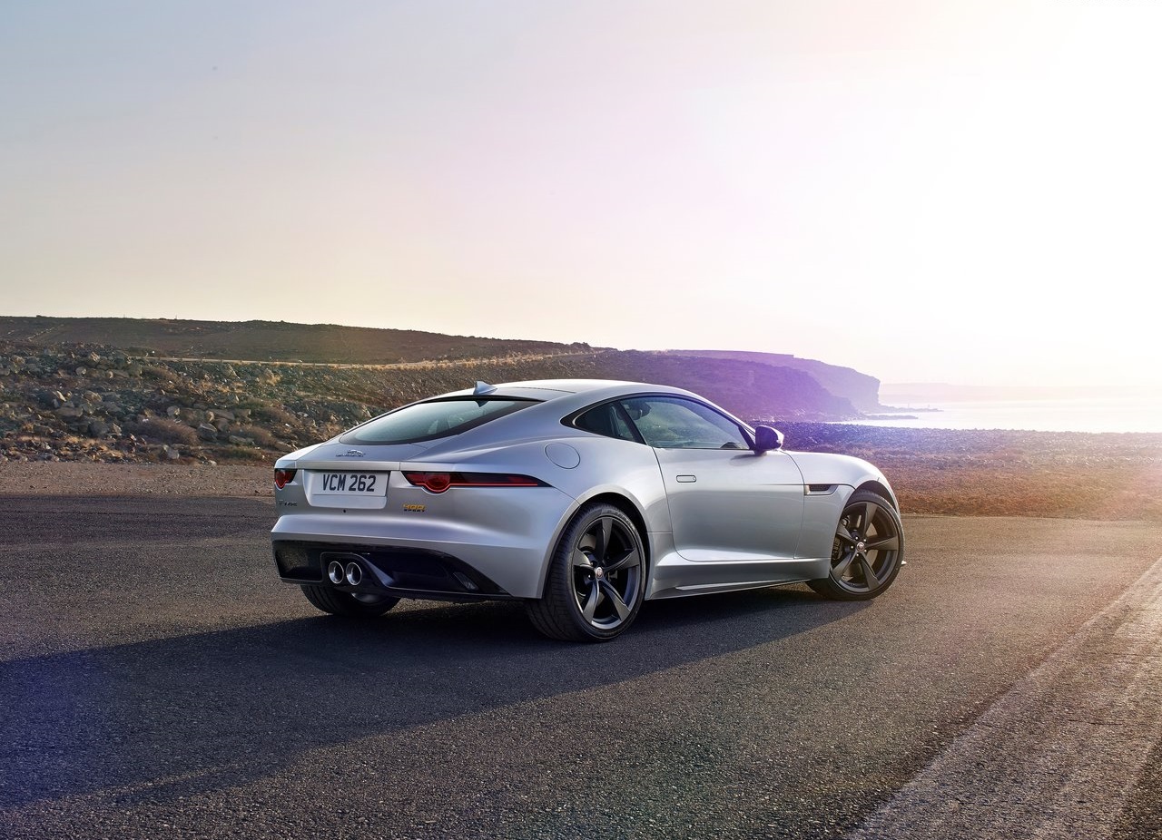 De Jaguar F-Type is van een subtiele facelift voorzien. Die facelift brengt een bijgewerkt front, nieuw infotainment, een nieuwe uitvoering, een tijdelijke uitvoering en GoPro HD-videos met zich mee.