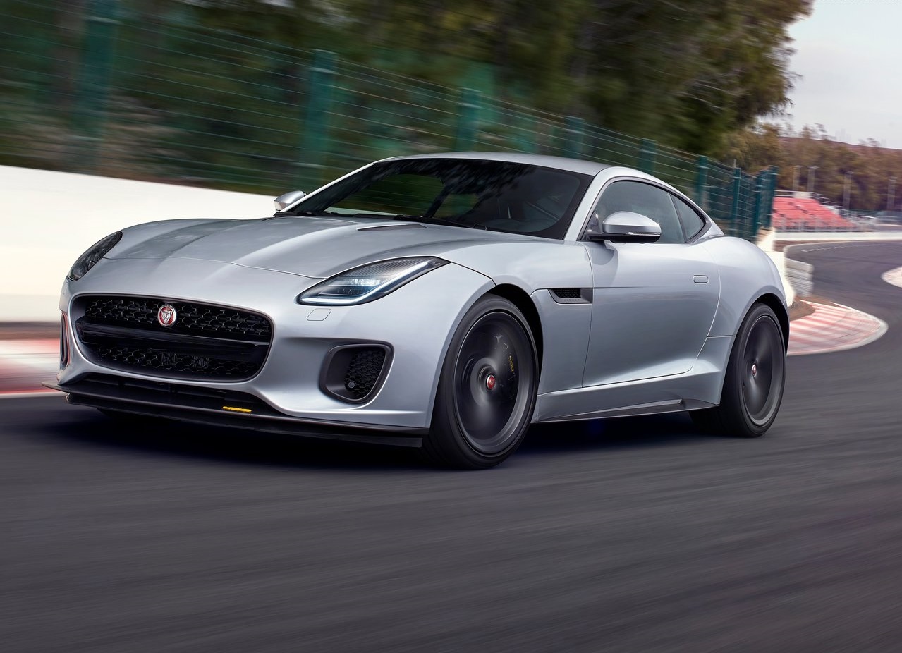De Jaguar F-Type is van een subtiele facelift voorzien. Die facelift brengt een bijgewerkt front, nieuw infotainment, een nieuwe uitvoering, een tijdelijke uitvoering en GoPro HD-videos met zich mee.