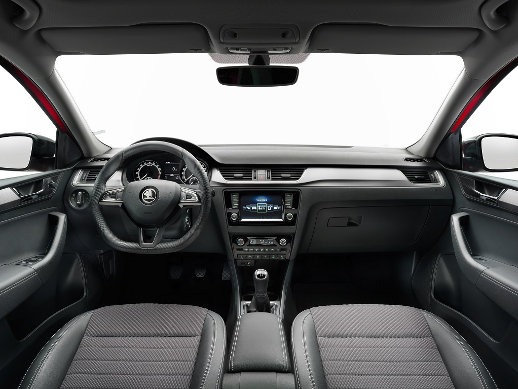 Skoda voorziet de Rapid Spaceback van een subtiele facelift. Naast het uiterlijk, wijzigen ook het interieur, infotainment en motorenaanbod.