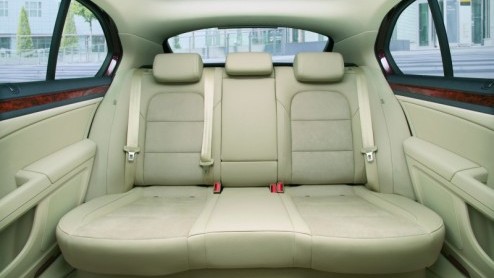 Een hoeveelheid binnenruimte waar je u tegen zegt, een motorenaanbod dat varieert van een 1.4 tot een 3.6 en een uniek Twin Door-systeem. Kortom, maak kennis met de nieuwe Skoda Superb. De Tsjechische