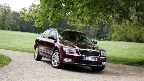 Een hoeveelheid binnenruimte waar je u tegen zegt, een motorenaanbod dat varieert van een 1.4 tot een 3.6 en een uniek Twin Door-systeem. Kortom, maak kennis met de nieuwe Skoda Superb. De Tsjechische