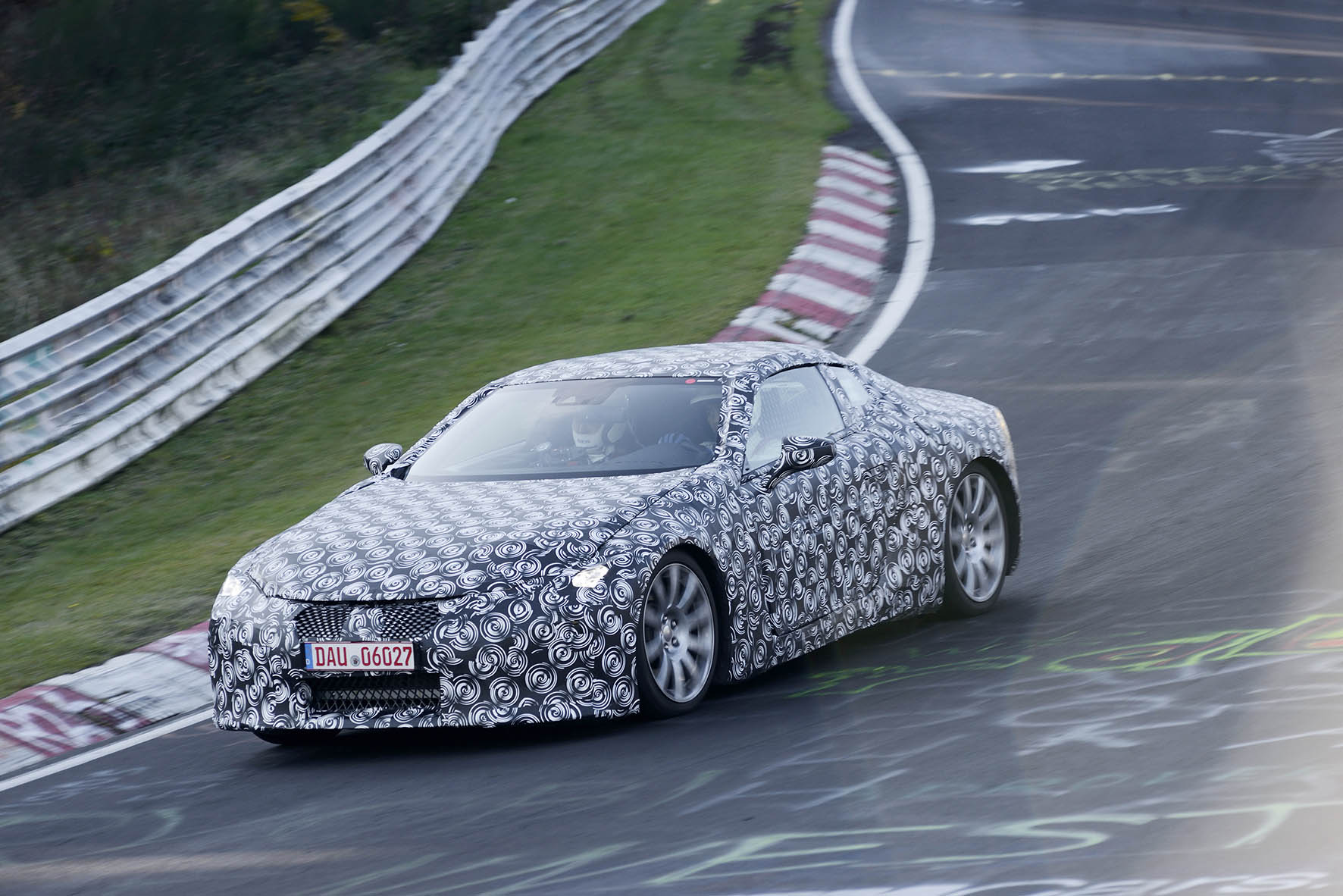 Lexus ontwikkelde de LC 500 gran turismo met het DNA van de LFA supercar. De nieuwe LC 500 staat op het nieuwe GA-L platform en komt begin 2017 op de markt