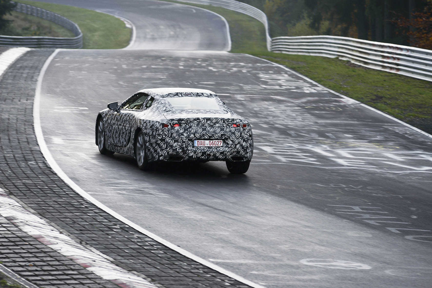 Lexus ontwikkelde de LC 500 gran turismo met het DNA van de LFA supercar. De nieuwe LC 500 staat op het nieuwe GA-L platform en komt begin 2017 op de markt