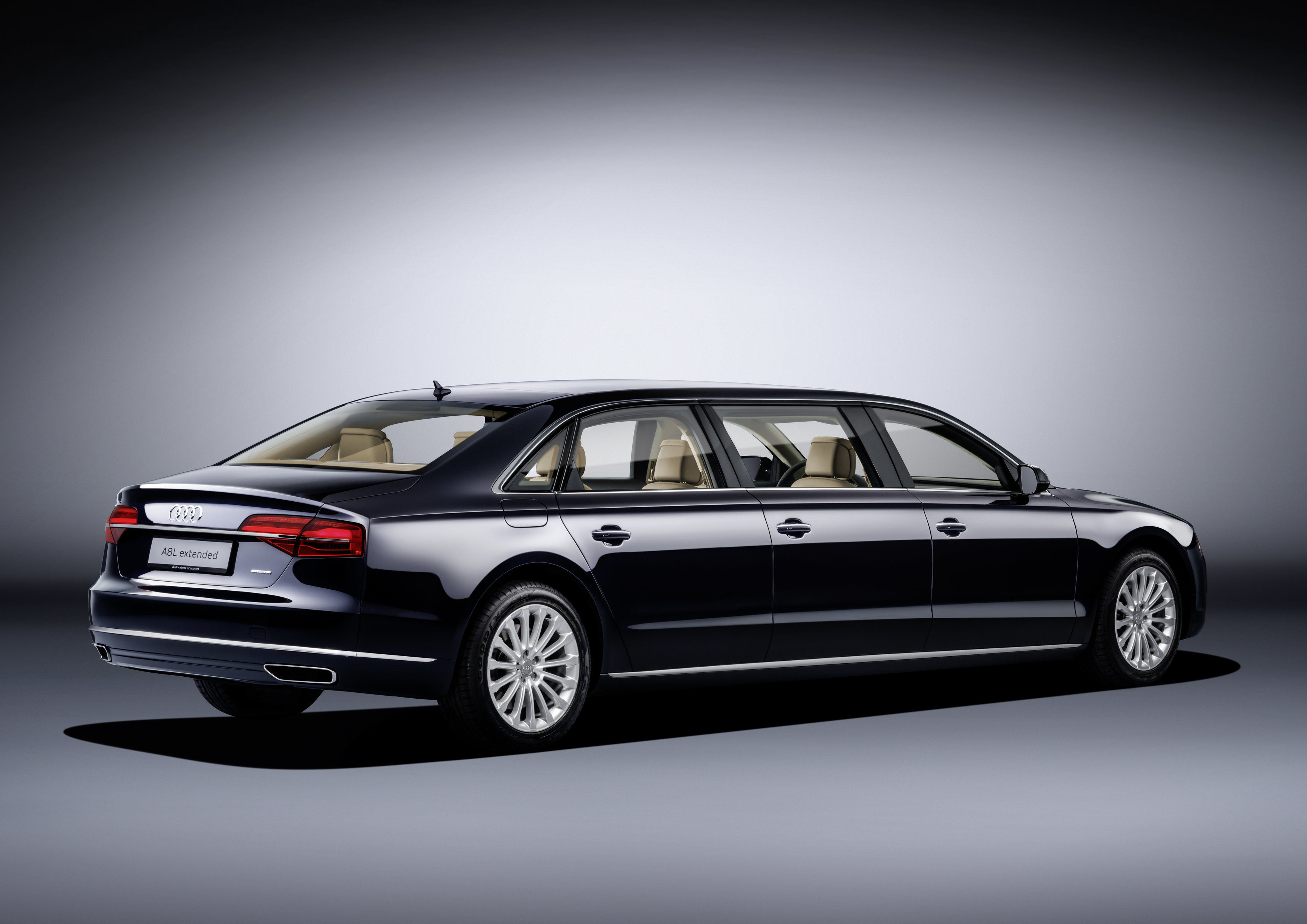 Audi A8L Extended doet bescheiden met zijn motorisering maar biedt wel alle ruimte, luxe en comfort aan zijn inzittenden.