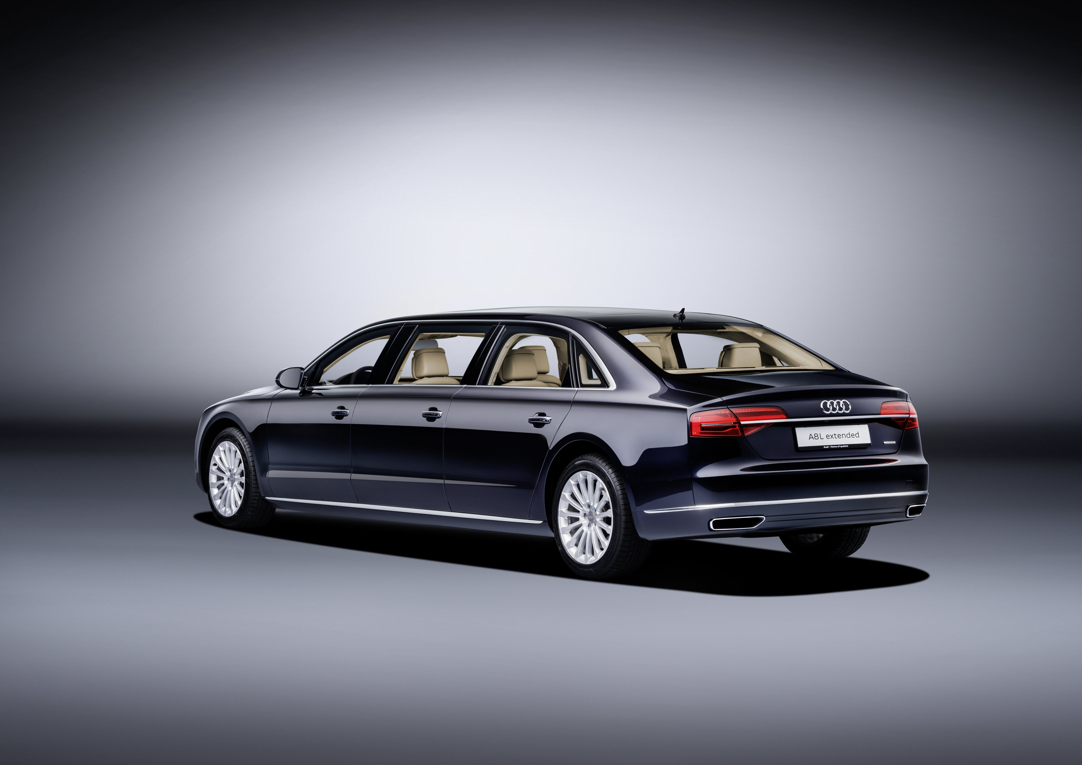 Audi A8L Extended doet bescheiden met zijn motorisering maar biedt wel alle ruimte, luxe en comfort aan zijn inzittenden.