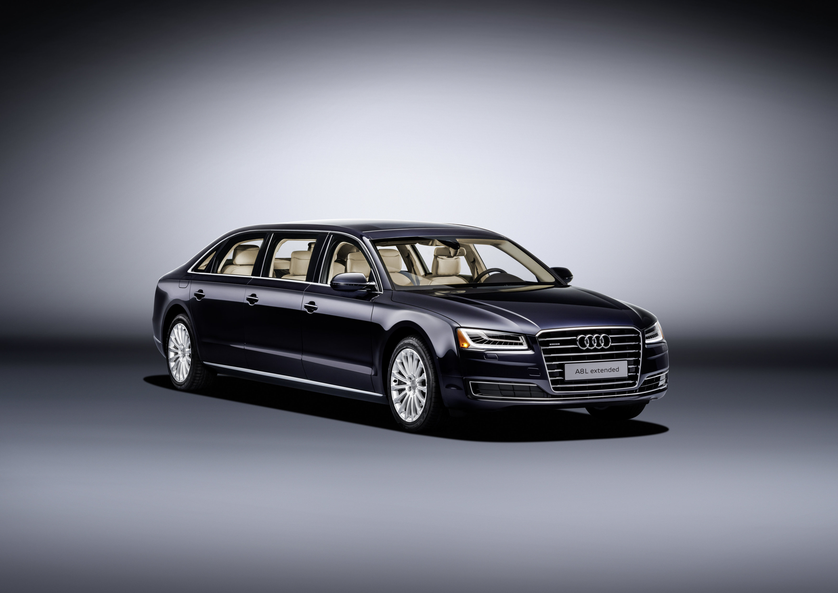 Audi A8L Extended doet bescheiden met zijn motorisering maar biedt wel alle ruimte, luxe en comfort aan zijn inzittenden.