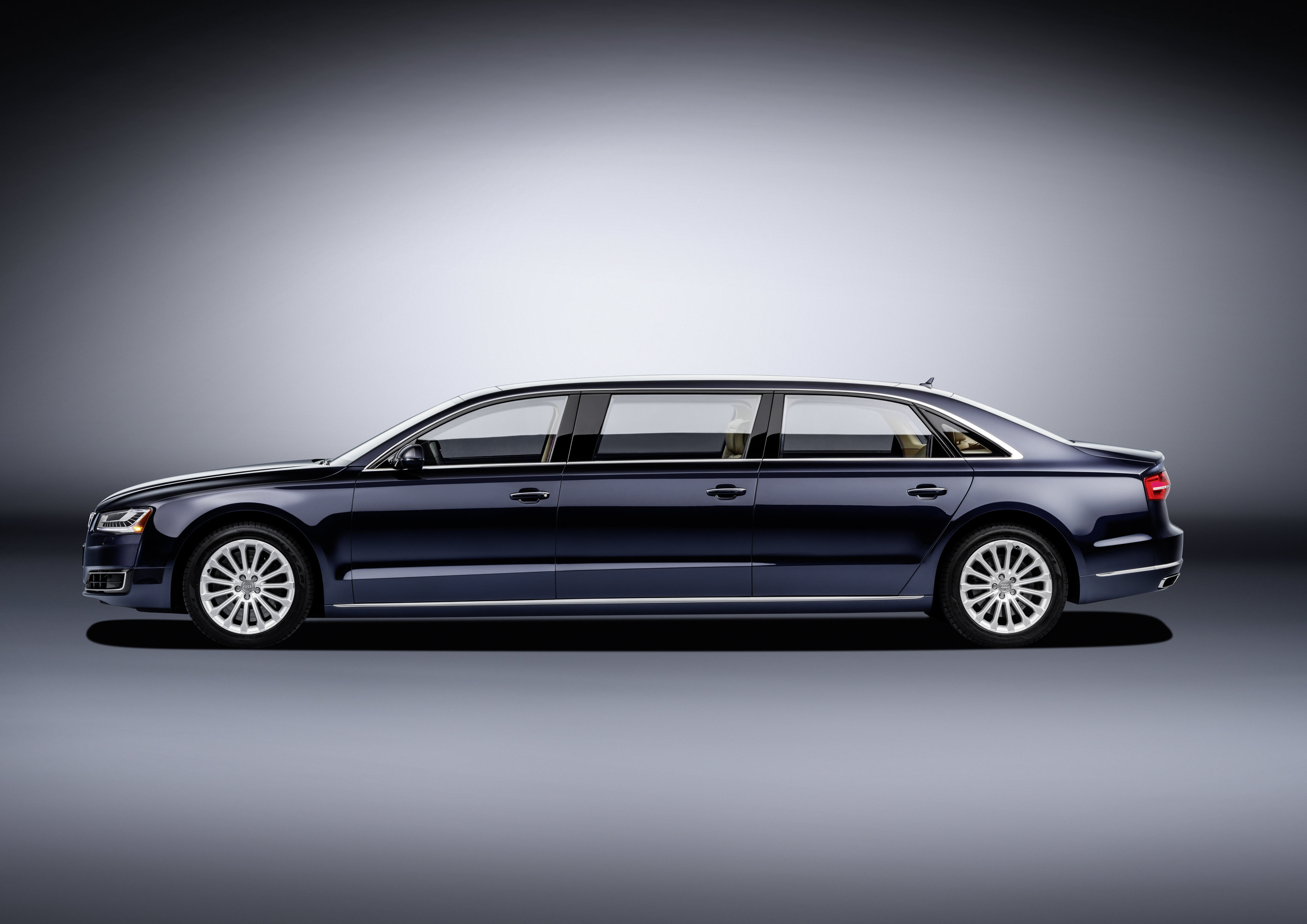 Audi A8L Extended doet bescheiden met zijn motorisering maar biedt wel alle ruimte, luxe en comfort aan zijn inzittenden.
