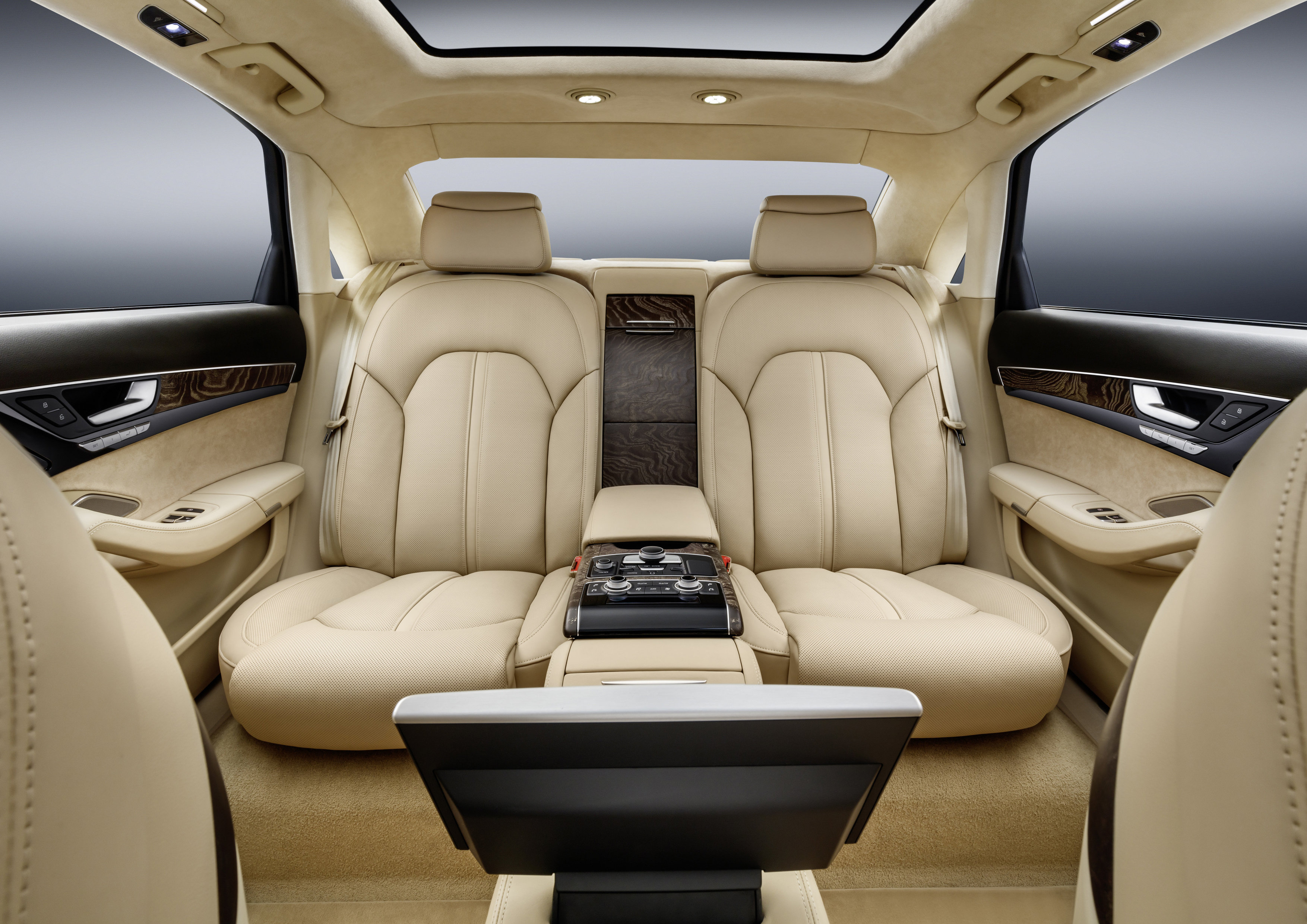 Audi A8L Extended doet bescheiden met zijn motorisering maar biedt wel alle ruimte, luxe en comfort aan zijn inzittenden.