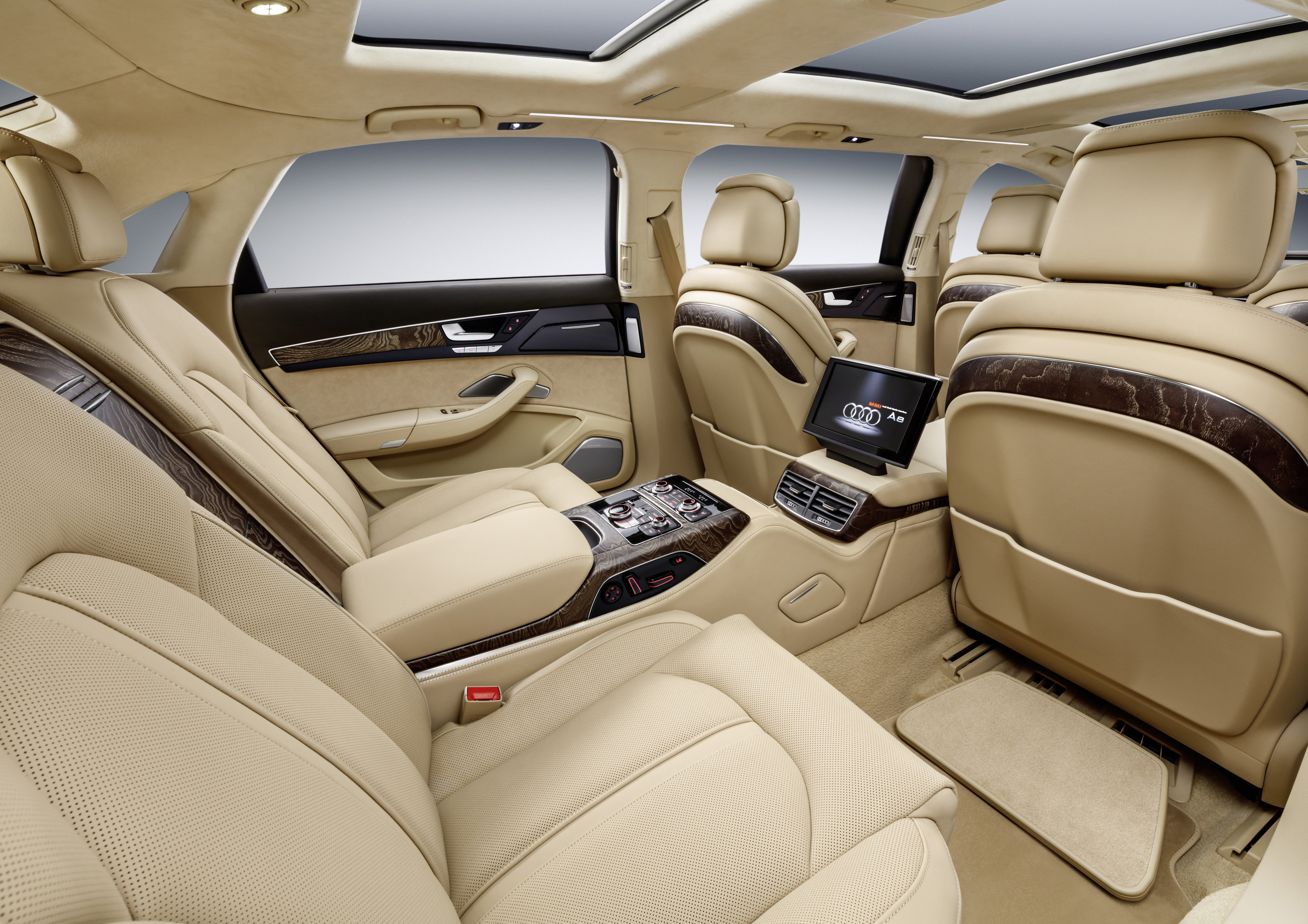Audi A8L Extended doet bescheiden met zijn motorisering maar biedt wel alle ruimte, luxe en comfort aan zijn inzittenden.