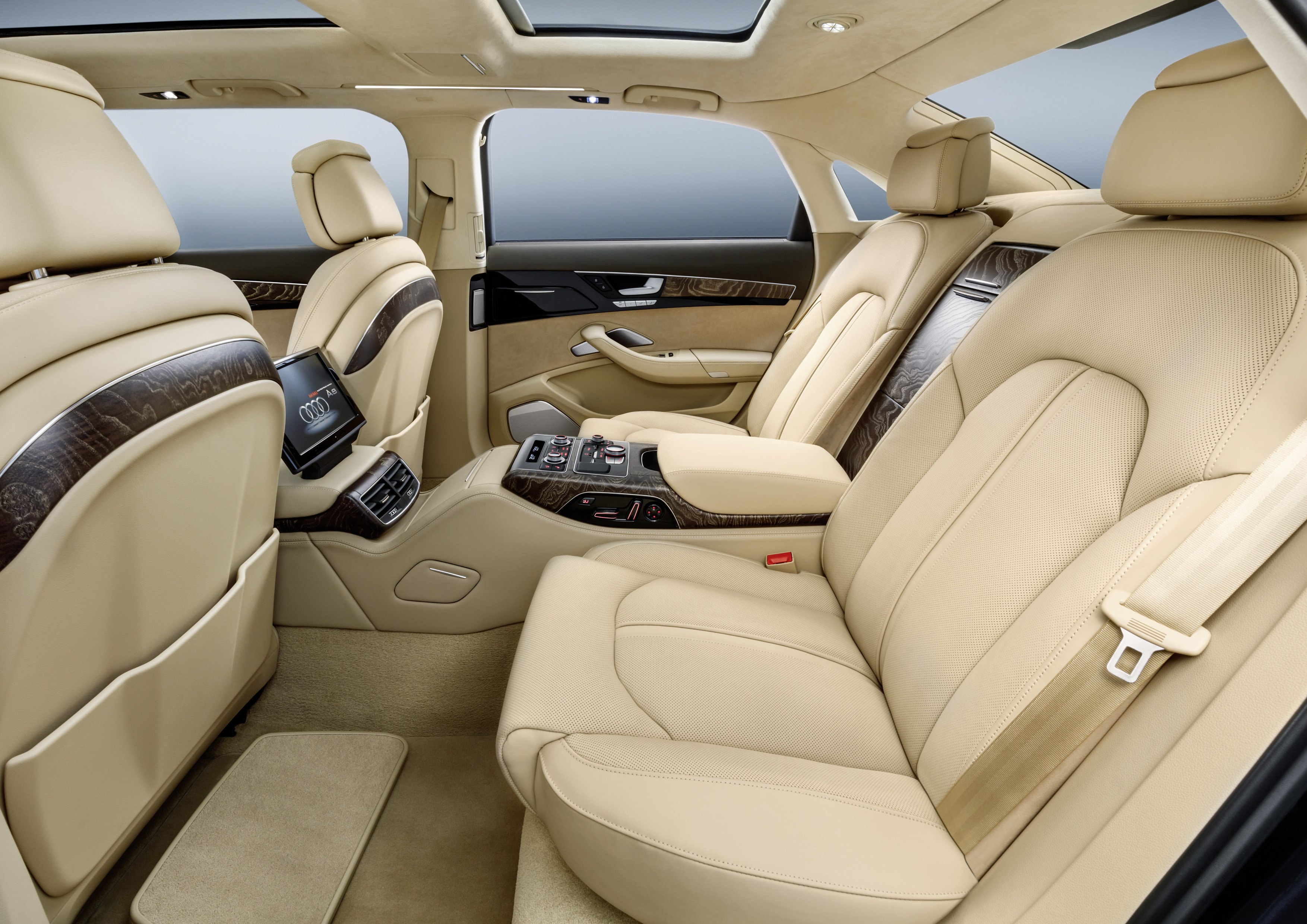 Audi A8L Extended doet bescheiden met zijn motorisering maar biedt wel alle ruimte, luxe en comfort aan zijn inzittenden.