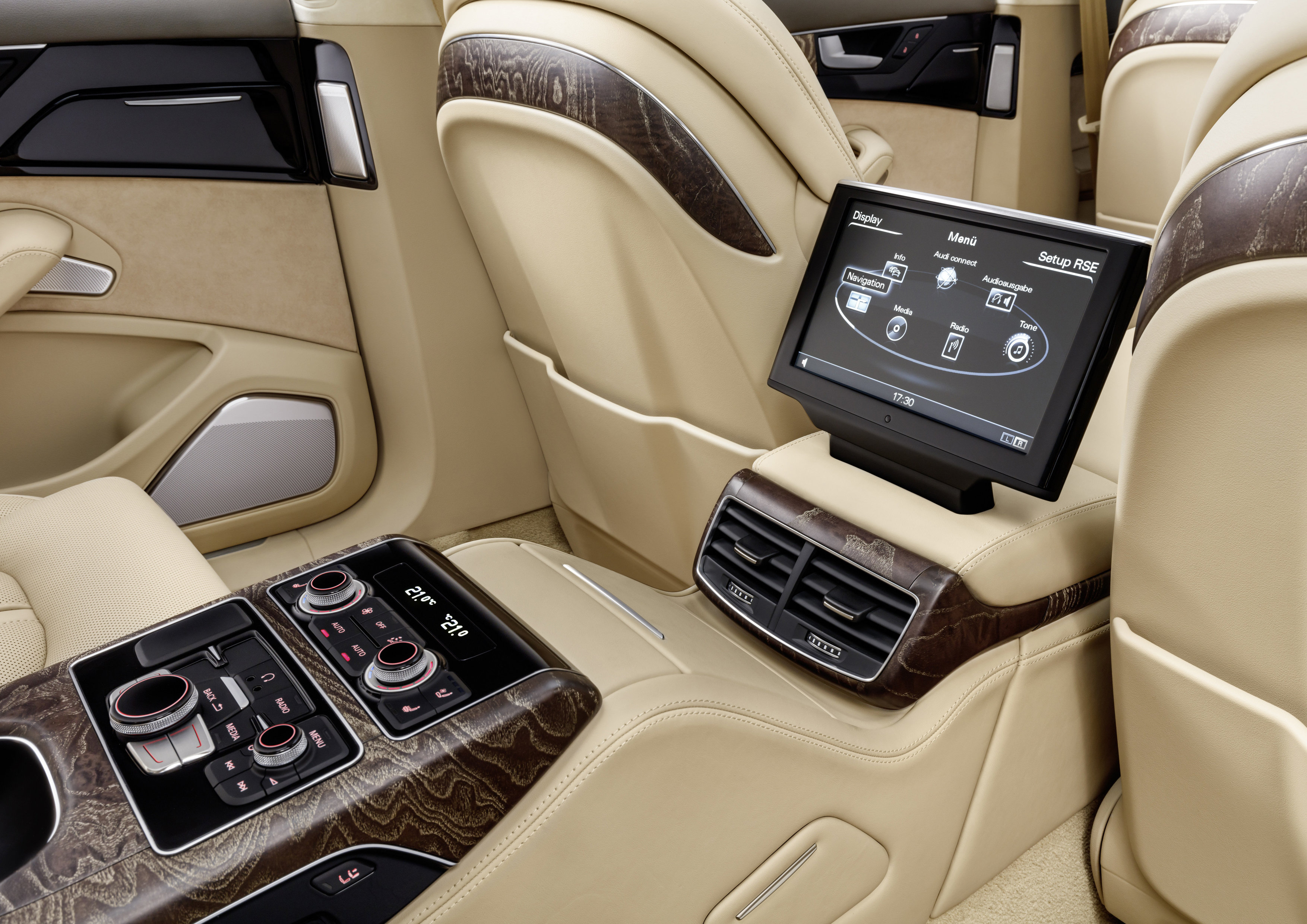 Audi A8L Extended doet bescheiden met zijn motorisering maar biedt wel alle ruimte, luxe en comfort aan zijn inzittenden.