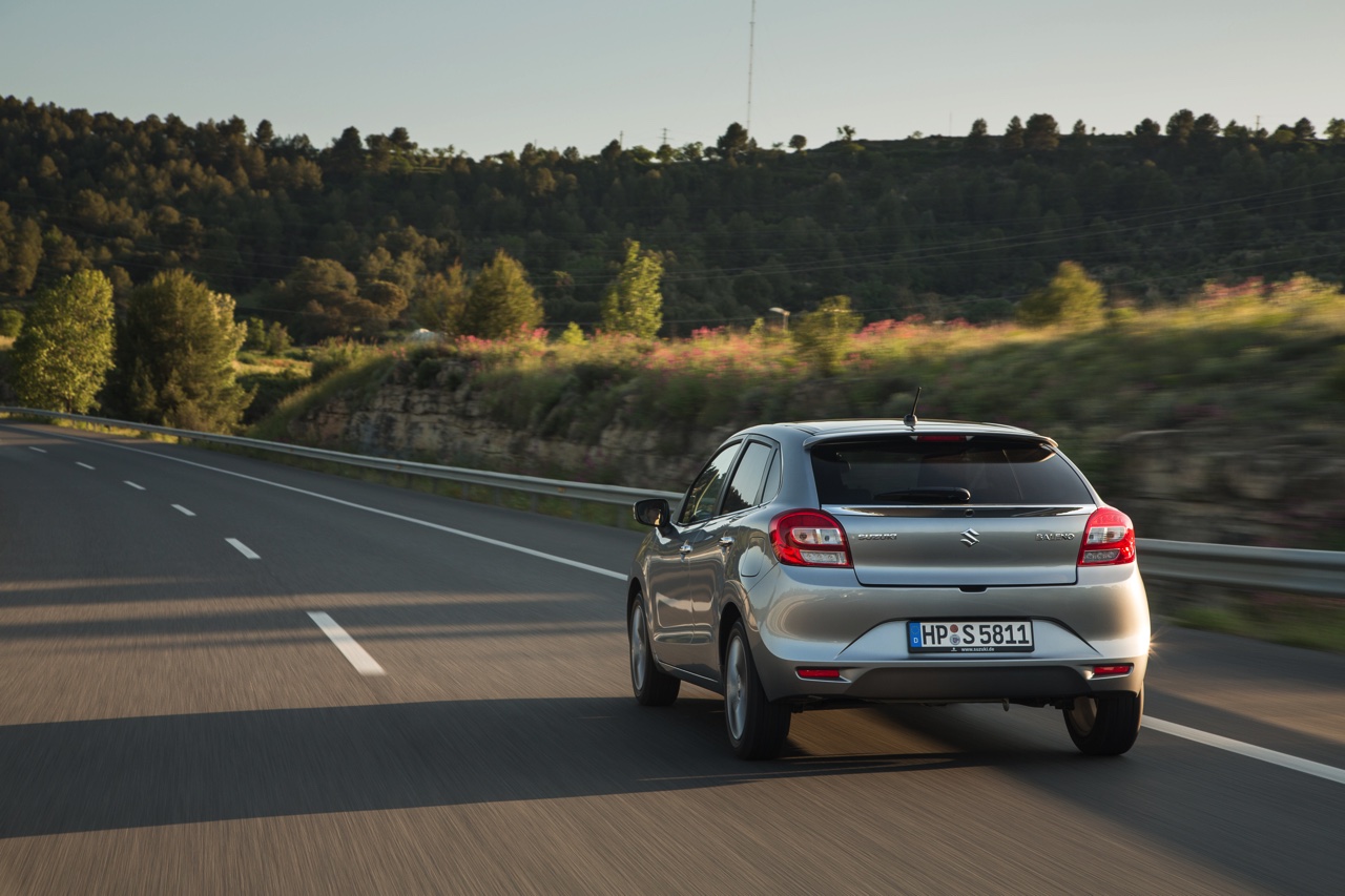 Autotest Suzuki Baleno. De Baleno is terug van weggeweest en ruimer, lichter en zuiniger dan ooit. Is dit de verkooptopper voor Suzuki in het B-segment? AutoVandaag test hem uit.
