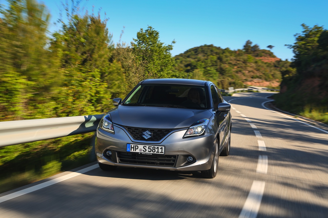 Autotest Suzuki Baleno. De Baleno is terug van weggeweest en ruimer, lichter en zuiniger dan ooit. Is dit de verkooptopper voor Suzuki in het B-segment? AutoVandaag test hem uit.