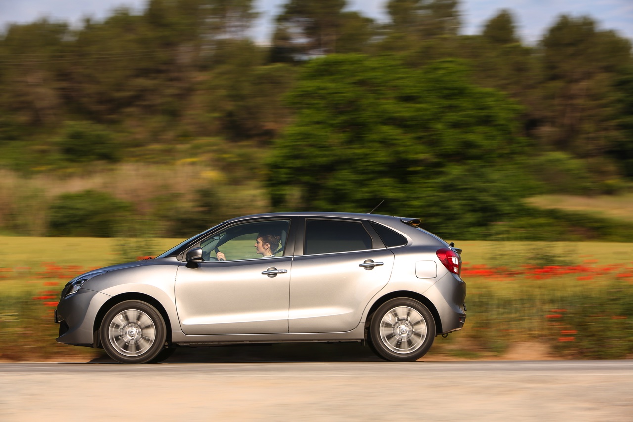 Autotest Suzuki Baleno. De Baleno is terug van weggeweest en ruimer, lichter en zuiniger dan ooit. Is dit de verkooptopper voor Suzuki in het B-segment? AutoVandaag test hem uit.