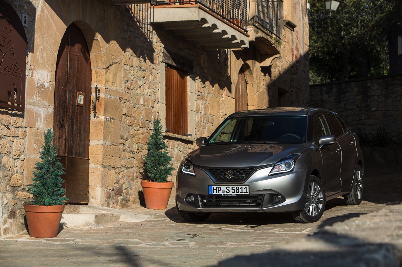 Autotest Suzuki Baleno. De Baleno is terug van weggeweest en ruimer, lichter en zuiniger dan ooit. Is dit de verkooptopper voor Suzuki in het B-segment? AutoVandaag test hem uit.