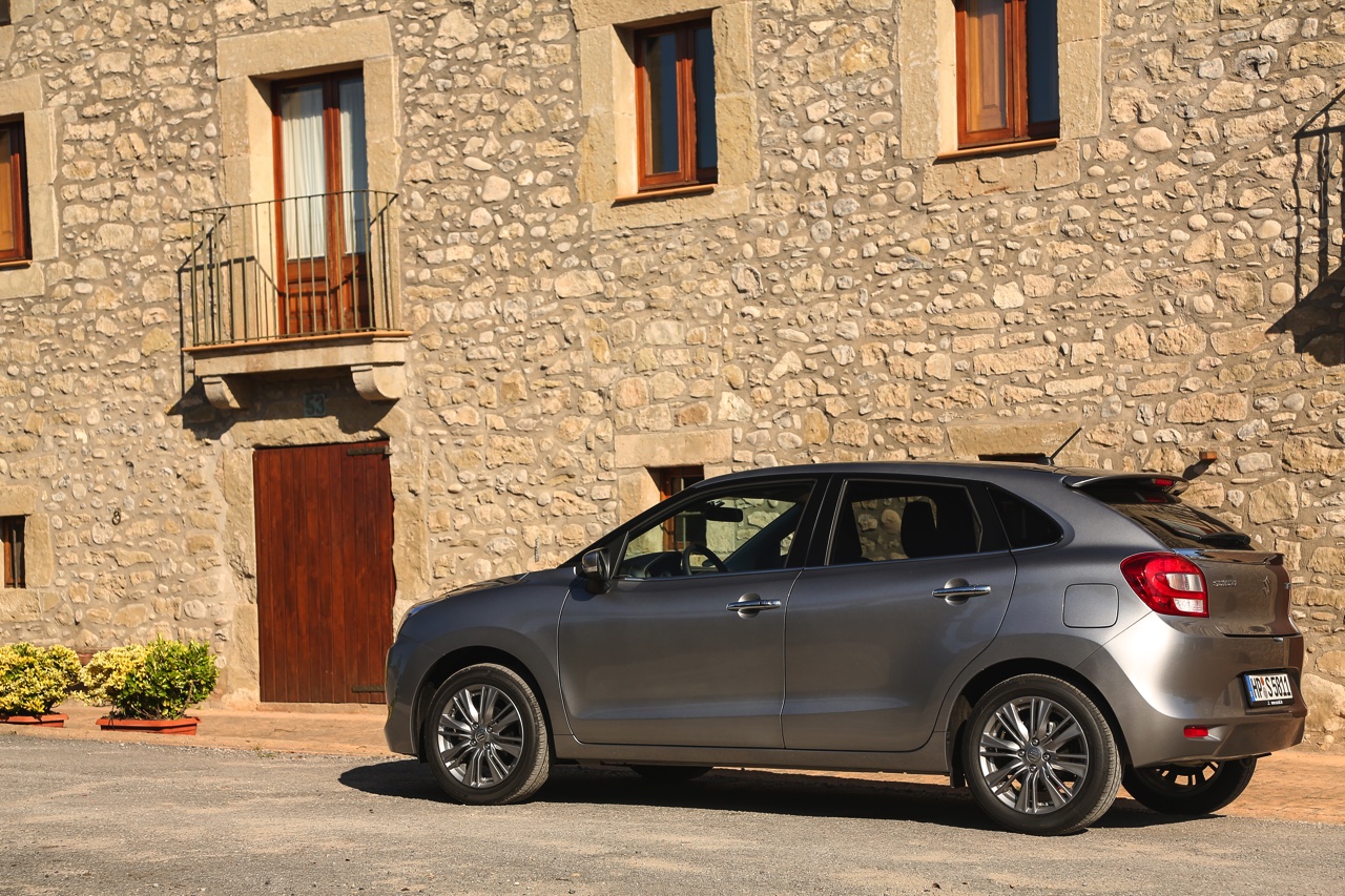 Autotest Suzuki Baleno. De Baleno is terug van weggeweest en ruimer, lichter en zuiniger dan ooit. Is dit de verkooptopper voor Suzuki in het B-segment? AutoVandaag test hem uit.