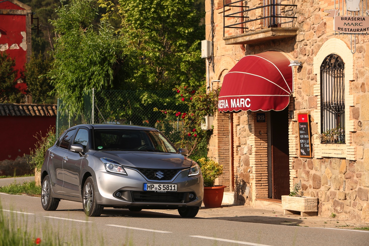 Autotest Suzuki Baleno. De Baleno is terug van weggeweest en ruimer, lichter en zuiniger dan ooit. Is dit de verkooptopper voor Suzuki in het B-segment? AutoVandaag test hem uit.