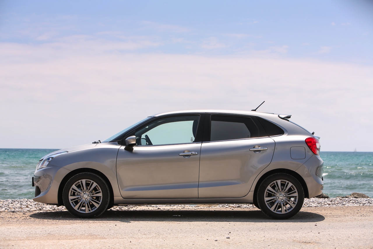 Autotest Suzuki Baleno. De Baleno is terug van weggeweest en ruimer, lichter en zuiniger dan ooit. Is dit de verkooptopper voor Suzuki in het B-segment? AutoVandaag test hem uit.