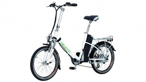 Wie tot eind juli een nieuwe Suzuki Splash bestelt, krijgt een elektrische vouwfiets cadeau. Een fietsenrek is echter niet bij de prijs inbegrepen.