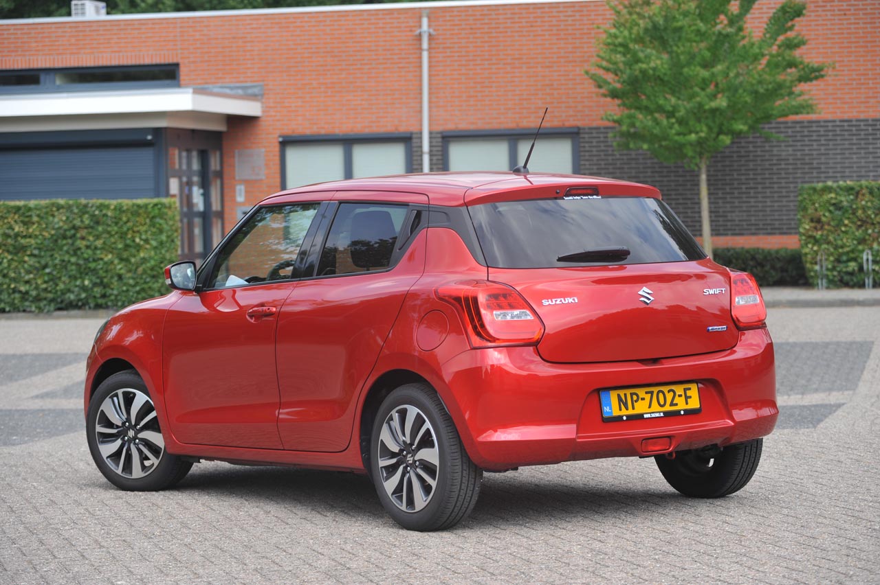 Suzuki zet met de nieuwe Swift een nieuw model neer dat qua uitstraling vertrouwde elementen toont. de 1.0-liter Boosterjet motor is van het vlotte soort.