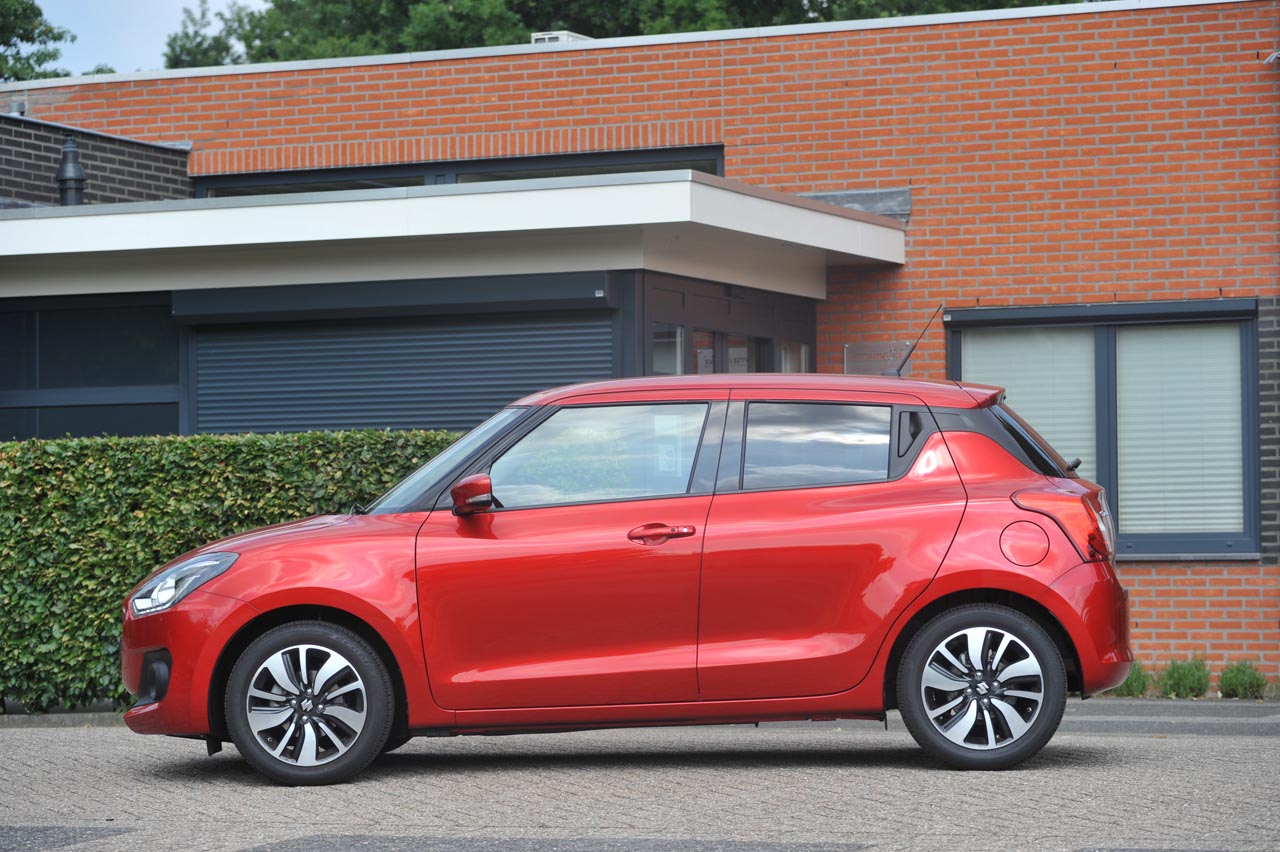 Suzuki zet met de nieuwe Swift een nieuw model neer dat qua uitstraling vertrouwde elementen toont. de 1.0-liter Boosterjet motor is van het vlotte soort.