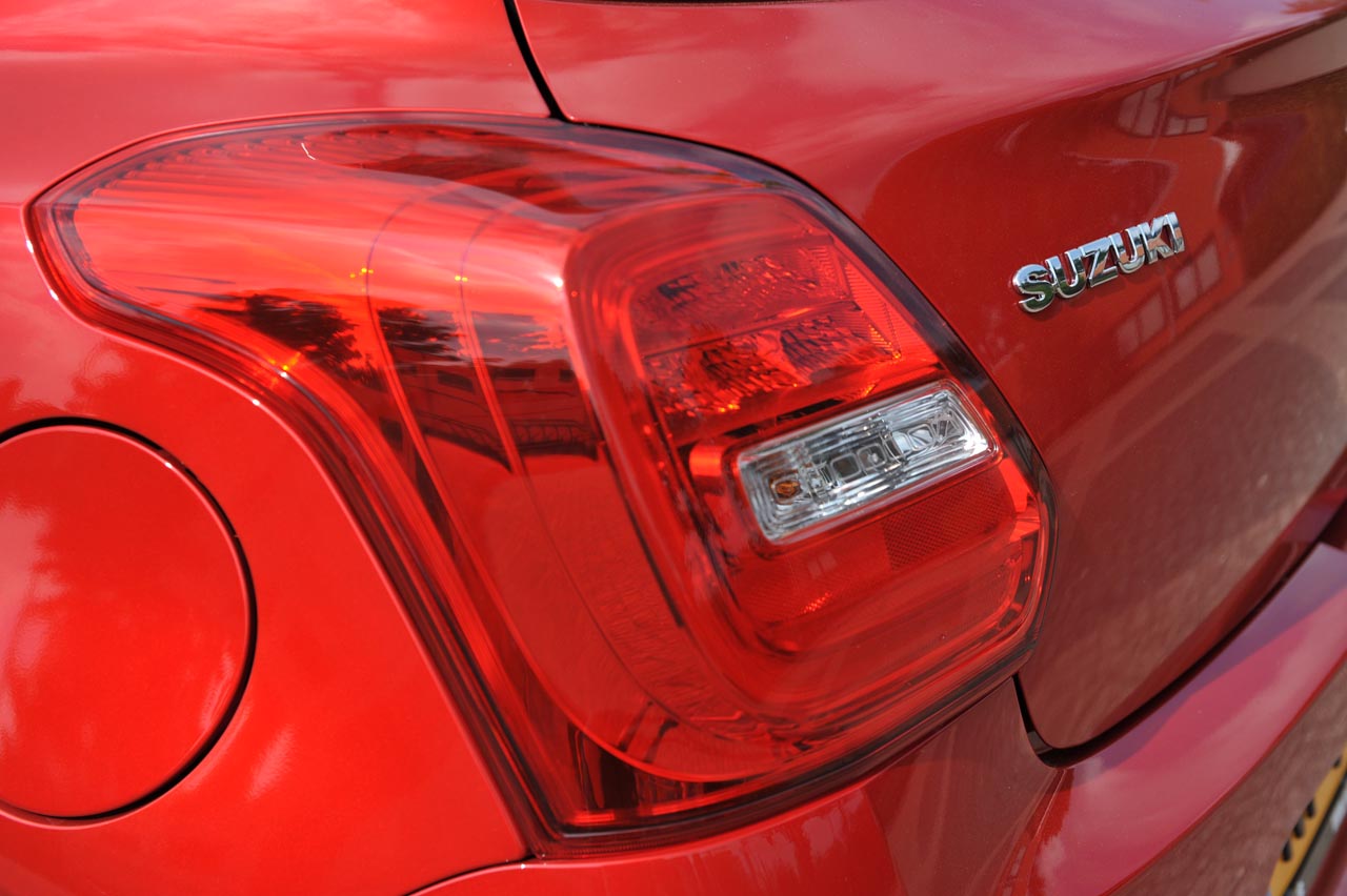 Suzuki zet met de nieuwe Swift een nieuw model neer dat qua uitstraling vertrouwde elementen toont. de 1.0-liter Boosterjet motor is van het vlotte soort.