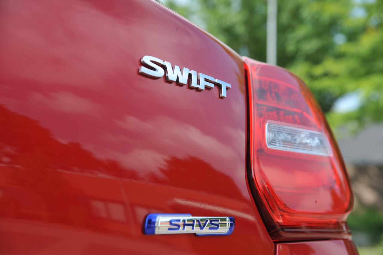 Suzuki zet met de nieuwe Swift een nieuw model neer dat qua uitstraling vertrouwde elementen toont. de 1.0-liter Boosterjet motor is van het vlotte soort.