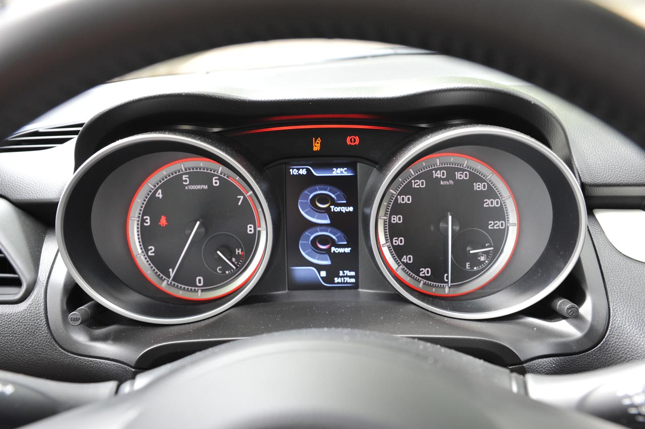 Suzuki zet met de nieuwe Swift een nieuw model neer dat qua uitstraling vertrouwde elementen toont. de 1.0-liter Boosterjet motor is van het vlotte soort.