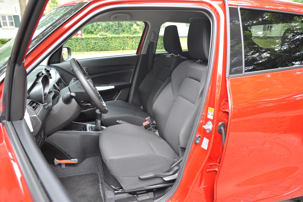 Suzuki zet met de nieuwe Swift een nieuw model neer dat qua uitstraling vertrouwde elementen toont. de 1.0-liter Boosterjet motor is van het vlotte soort.