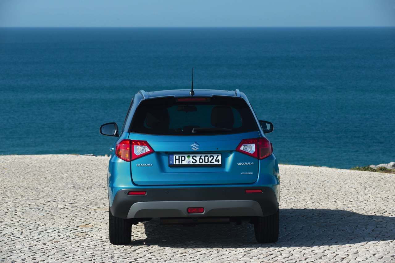 Autotest Suzuki Vitara, de compacte SUV die met een stoer uiterlijk en zuinige 1.6 benzine en 1.6 liter diesels zich midden in het strijdveld begeeft.
