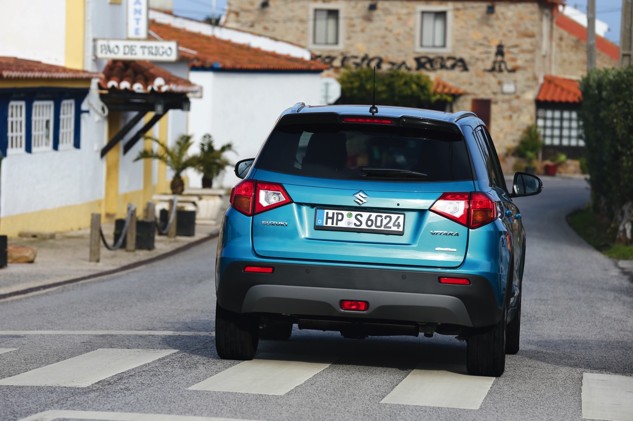 Autotest Suzuki Vitara, de compacte SUV die met een stoer uiterlijk en zuinige 1.6 benzine en 1.6 liter diesels zich midden in het strijdveld begeeft.