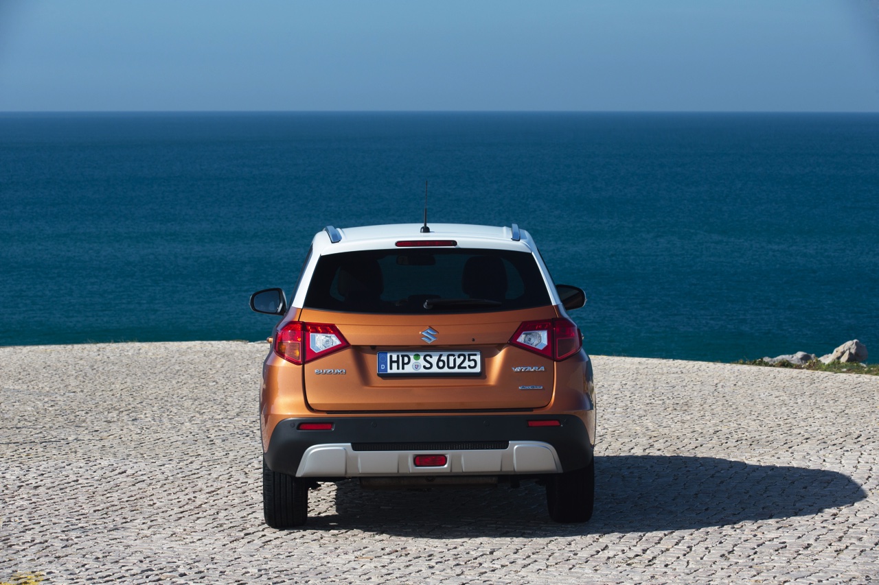 Autotest Suzuki Vitara, de compacte SUV die met een stoer uiterlijk en zuinige 1.6 benzine en 1.6 liter diesels zich midden in het strijdveld begeeft.