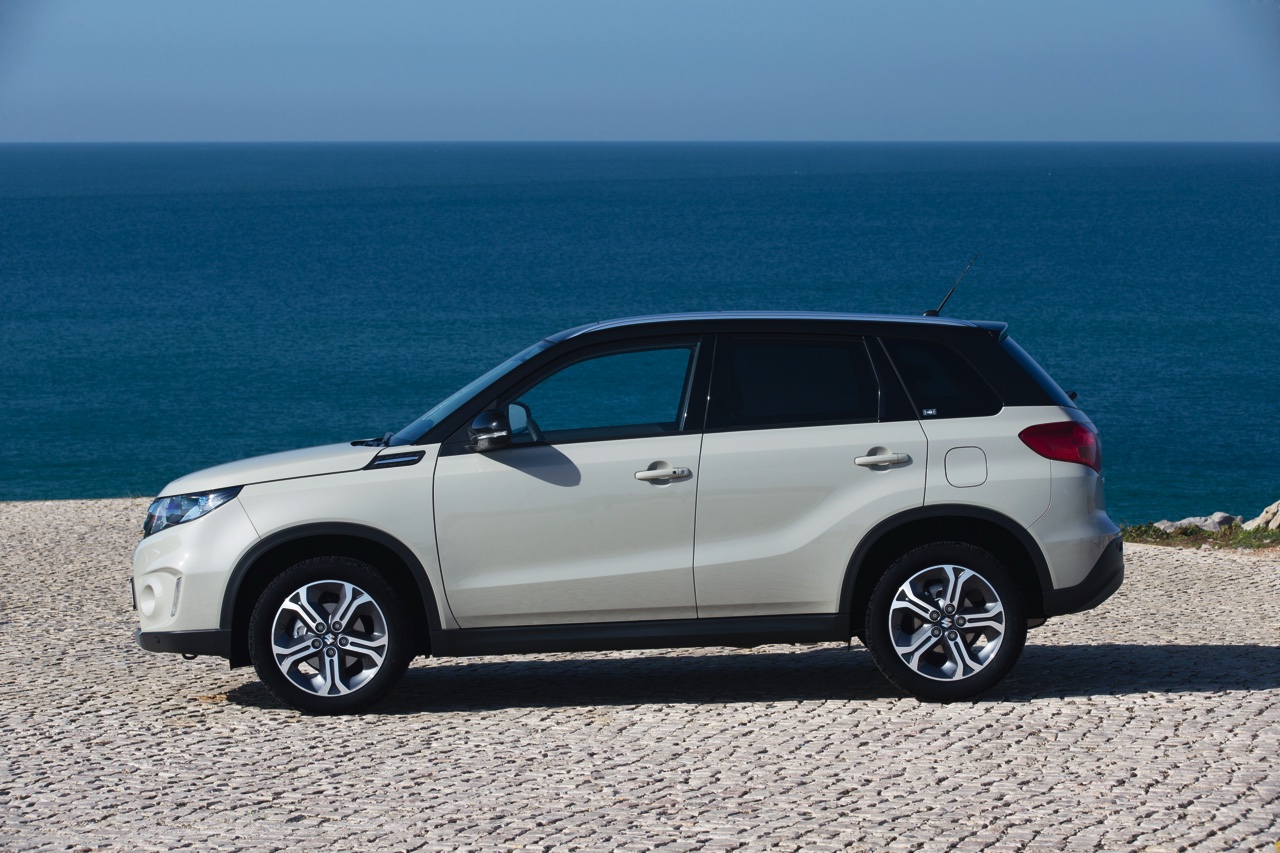 Autotest Suzuki Vitara, de compacte SUV die met een stoer uiterlijk en zuinige 1.6 benzine en 1.6 liter diesels zich midden in het strijdveld begeeft.