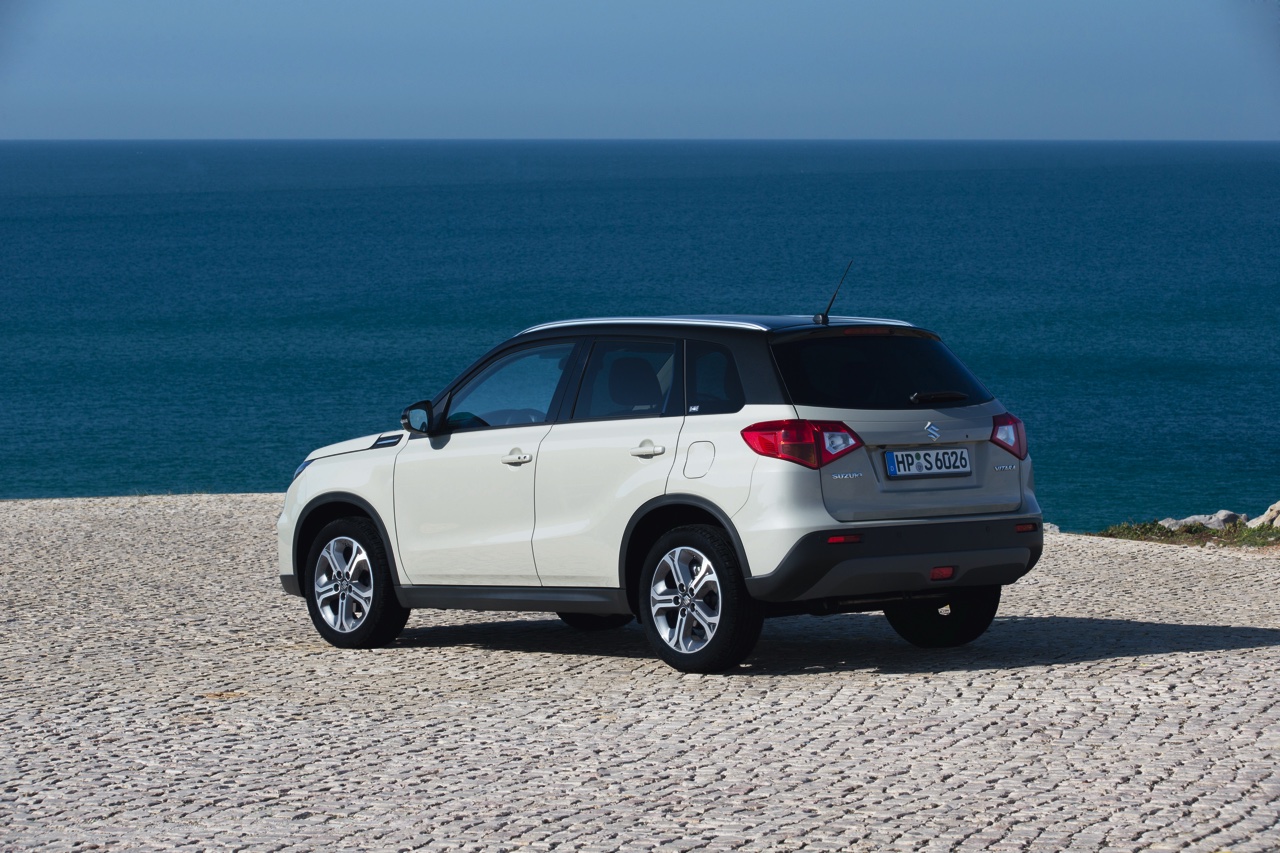 Autotest Suzuki Vitara, de compacte SUV die met een stoer uiterlijk en zuinige 1.6 benzine en 1.6 liter diesels zich midden in het strijdveld begeeft.