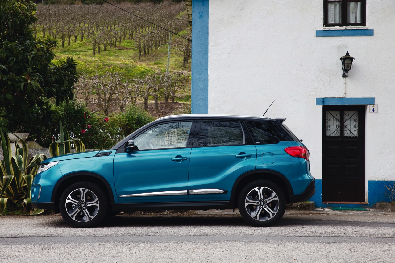 Autotest Suzuki Vitara, de compacte SUV die met een stoer uiterlijk en zuinige 1.6 benzine en 1.6 liter diesels zich midden in het strijdveld begeeft.