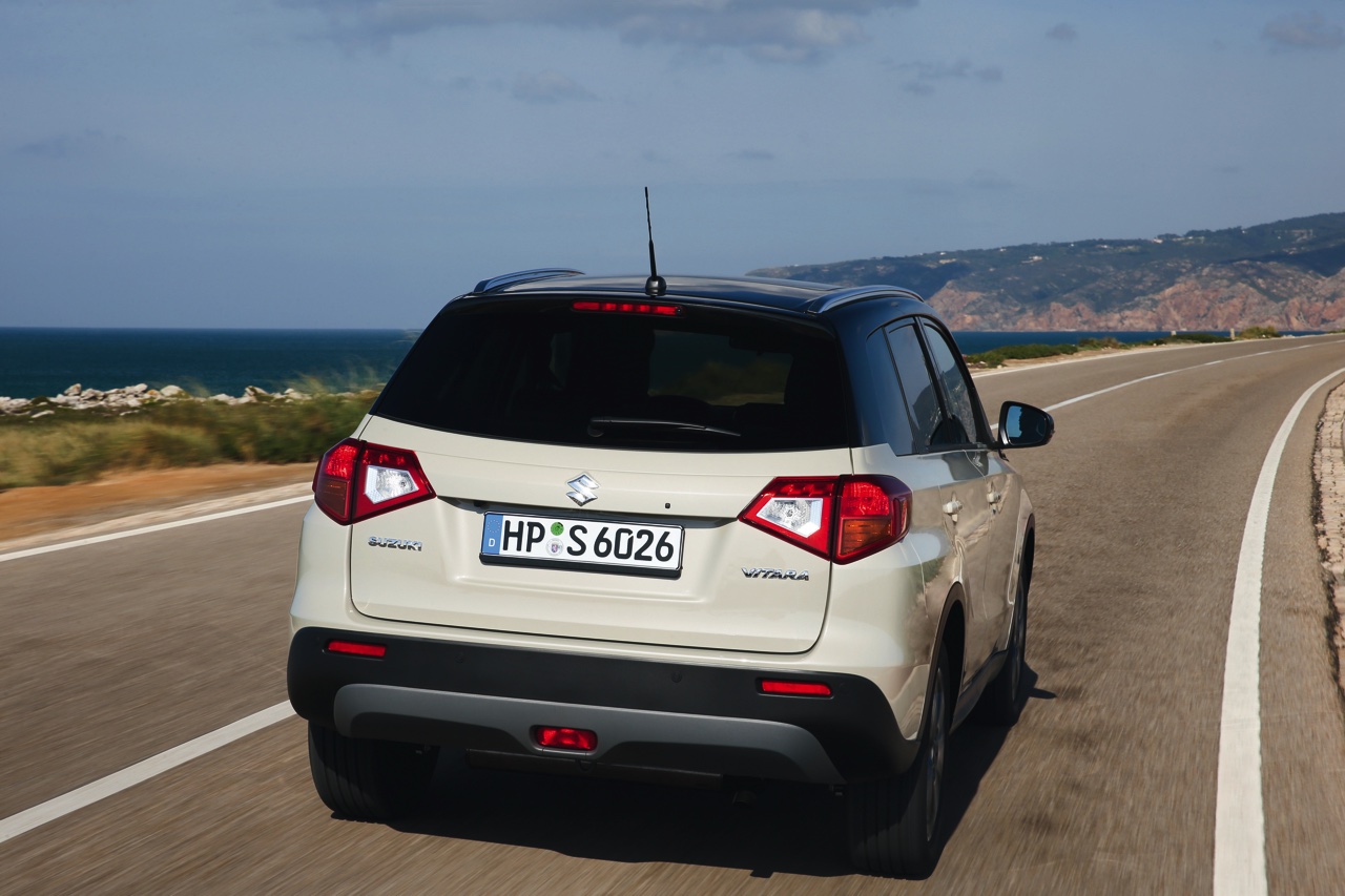 Autotest Suzuki Vitara, de compacte SUV die met een stoer uiterlijk en zuinige 1.6 benzine en 1.6 liter diesels zich midden in het strijdveld begeeft.