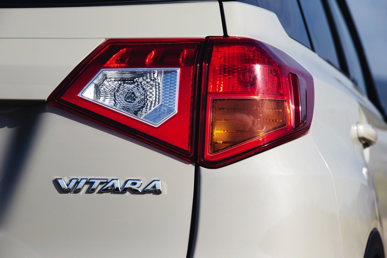 Autotest Suzuki Vitara, de compacte SUV die met een stoer uiterlijk en zuinige 1.6 benzine en 1.6 liter diesels zich midden in het strijdveld begeeft.