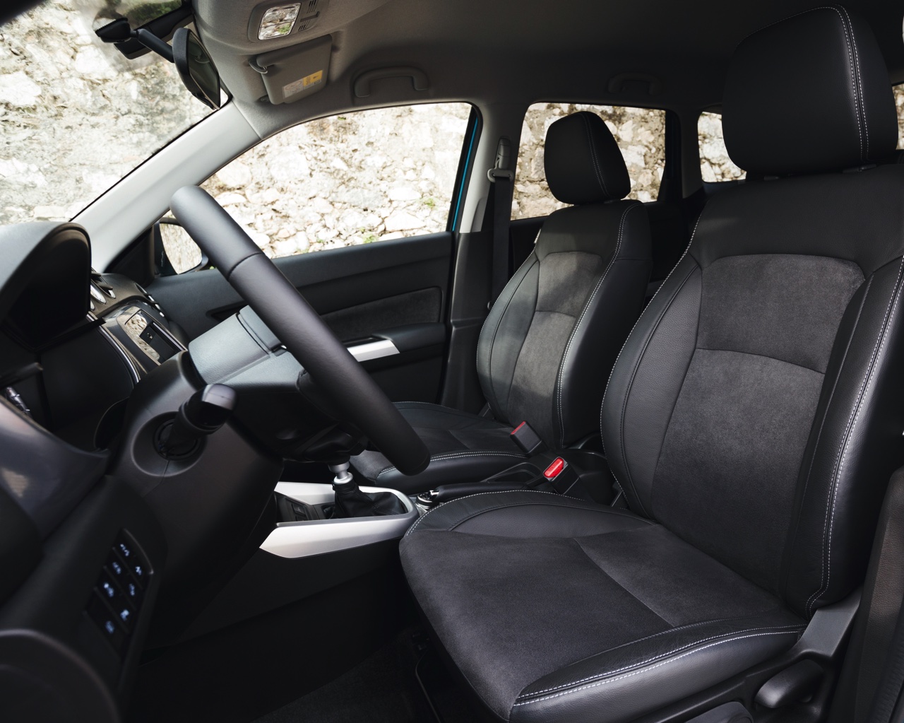 Autotest Suzuki Vitara, de compacte SUV die met een stoer uiterlijk en zuinige 1.6 benzine en 1.6 liter diesels zich midden in het strijdveld begeeft.