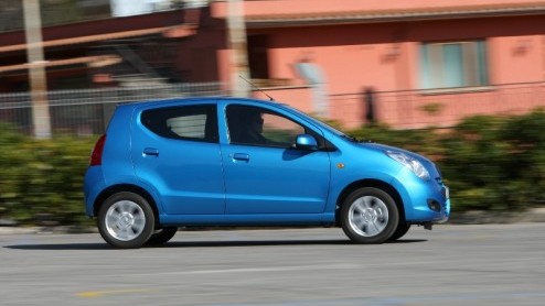 Jarenlang was de Suzuki Alto het boegbeeld van de compacte klasse. Na stilletjes van het toneel verdwenen te zijn in 2006 keert deze lente  tegelijkertijd met het 100 jarige bestaan van Suzuki - het