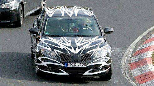 De Suzuki Kizashi is onderweg en de Japanners wagen de nieuwe sedan aan een ronde Nurburgring. Na twee getoonde studiemodellen werkt het merk nu aan een productiemodel, dat begin 2010 de weg op moet g