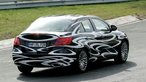 De Suzuki Kizashi is onderweg en de Japanners wagen de nieuwe sedan aan een ronde Nurburgring. Na twee getoonde studiemodellen werkt het merk nu aan een productiemodel, dat begin 2010 de weg op moet g