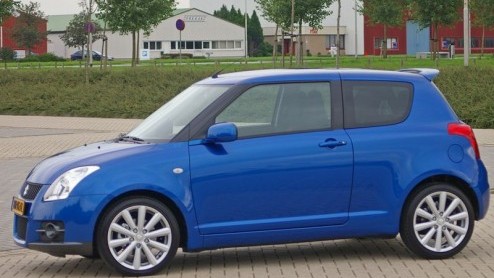 Suzuki heeft er een leuk steegracertje bij, de Swift Sport. Een vlot ding dat heel goed past bij dit Japanse merk waar de belangrijke motorenfietsentak het hele bedrijf een sportief tintje verleent.