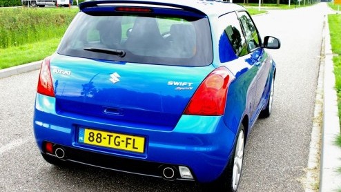Suzuki heeft er een leuk steegracertje bij, de Swift Sport. Een vlot ding dat heel goed past bij dit Japanse merk waar de belangrijke motorenfietsentak het hele bedrijf een sportief tintje verleent.