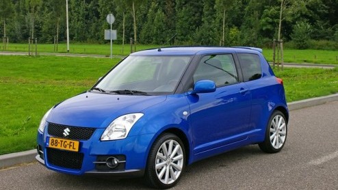 Suzuki heeft er een leuk steegracertje bij, de Swift Sport. Een vlot ding dat heel goed past bij dit Japanse merk waar de belangrijke motorenfietsentak het hele bedrijf een sportief tintje verleent.