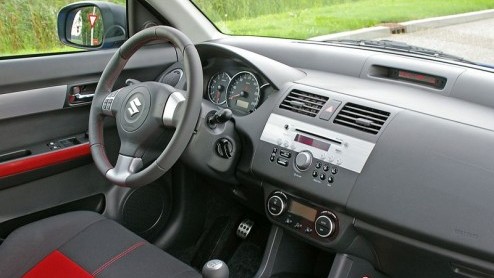Suzuki heeft er een leuk steegracertje bij, de Swift Sport. Een vlot ding dat heel goed past bij dit Japanse merk waar de belangrijke motorenfietsentak het hele bedrijf een sportief tintje verleent.