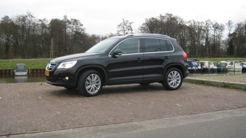 Met de Tiguan geeft Volkswagen hun antwoord op de gevestigde orde in het midi-SUV segment. Hoewel de Japanners en Koreanen al diverse modellen in de markt hebben gezet, loopt Volkswagen nog wel voor o